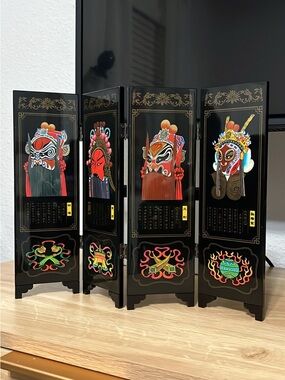 miniature wooden folding Chinese screen featuring Chinese Peking Opera facial
